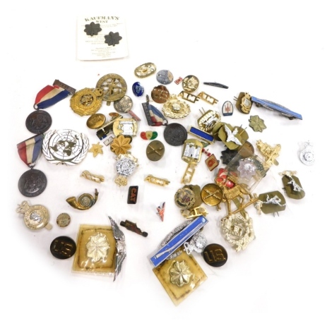 Various metal war and other badges, Empire Day medal, various cap badges, Yorkshire regiment 5cm high, etc., circa 80.