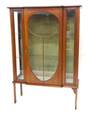 An Edwardian mahogany and chequer banded display cabinet, the breakfront with transfer printed simulated inlay to the glazed door, on plain boxwood strung legs, 153cm high, 107cm wide.