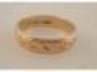 An 18ct gold wedding band