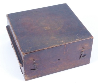 An Elliott Brothers Steam Engine Indicator, with accessories in a wooden chest by Elliott Bros, London. - 4