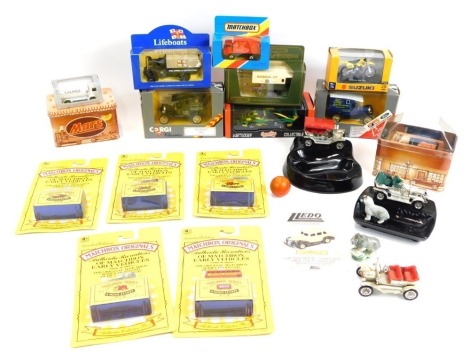 Matchbox and other diecast vehicles, including authentic recreations of Matchbox early vehicles in blister packs, together with two vintage car mounted pottery ashtrays and Wade figures, etc. (1 tray)