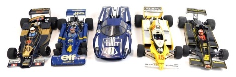 Four Tamiya large scale models of Formula 1 racing cars, and a further model of a Denny Hulme driven McLaren racing car. (5)