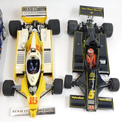 Four Tamiya large scale models of Formula 1 racing cars, and a further model of a Denny Hulme driven McLaren racing car. (5) - 4