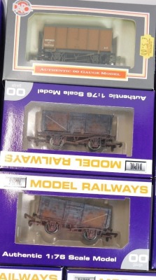Dapol OO gauge diecast wagons and tankers, all boxed. (11) - 3
