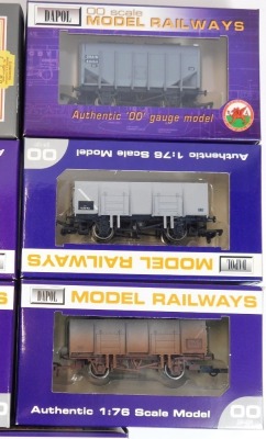 Dapol OO gauge diecast wagons and tankers, all boxed. (11) - 4