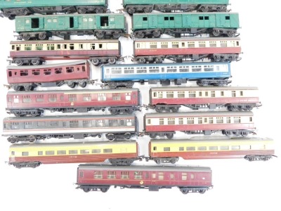 Tri-ang, Lima and other diecast coaches, various liveries. (2 boxes) - 3