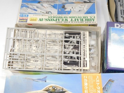 Hasegawa models of fighter and bomber planes and a tank, all boxed. (1 box) - 5