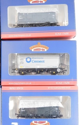 Bachmann Branchline OO gauge rolling stock, including GWR shunter truck, 38-679, 8 ton cattle wagon, 37711C, 16 ton mineral wagon, 37-253B (weathered), etc. (9) - 4