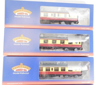 Bachmann Branchline OO gauge coaches, BR crimson cream, comprising 39-460 LMS 57ft porthole coach, corridor brake 3rd, 39-465 LMS 60ft porthole coach corridor composite, 39-455 LMS 57ft porthole coach corridor 1st, 39470 LMS 60ft porthole corridor brake 1 - 2