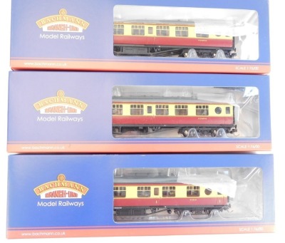 Bachmann Branchline OO gauge coaches, BR crimson cream, comprising 39-460 LMS 57ft porthole coach, corridor brake 3rd, 39-465 LMS 60ft porthole coach corridor composite, 39-455 LMS 57ft porthole coach corridor 1st, 39470 LMS 60ft porthole corridor brake 1 - 3