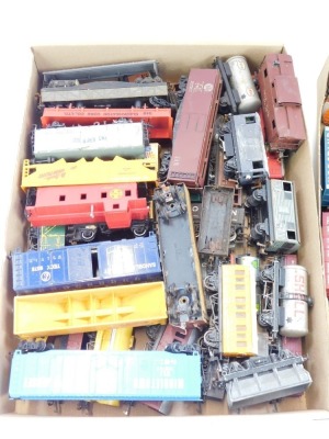 OO gauge and HO gauge rolling stock, to include Palthorpes Pork Sausages, Kelloggs box vans, fish vans, etc. (2 trays) - 2