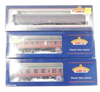 Bachmann Branchline OO gauge coaches, comprising 34654 63ft Thompson BG full brake, maroon, 39-176A BR MkI full brake BG maroon, 39026B BR MkI corridor SK maroon, 39-251 BR MkI RFO restaurant car, maroon, and 39-076A BR MkI brake corridor BSK maroon. (5) - 2