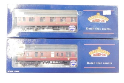 Bachmann Branchline OO gauge coaches, comprising 34654 63ft Thompson BG full brake, maroon, 39-176A BR MkI full brake BG maroon, 39026B BR MkI corridor SK maroon, 39-251 BR MkI RFO restaurant car, maroon, and 39-076A BR MkI brake corridor BSK maroon. (5) - 3