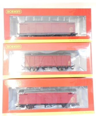 Hornby OO gauge rolling stock, to include R6683A BR LNER extra long CCT van, R66383C BR LNER extra long CCT van, R6683B BR LNER extra long CCT van, etc. (6) - 3