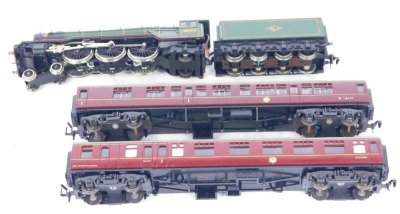 A Trix Trains OO gauge Class A3 locomotive 4472 Flying Scotsman, BR lined green, together with two British Rail maroon coaches. (3) - 2