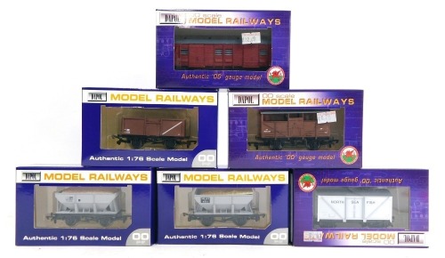 Dapol OO gauge rolling stock, comprising B509 North Sea Fish Van Yarmouth, B501A BR cattle wagon, B893369, B701 16 ton steel mineral wagon, BR Bauxite, B645 12 ton hopper BR Sand, B643 BR 12 ton hopper, and B342 Midland Region CCT utility van. (6)