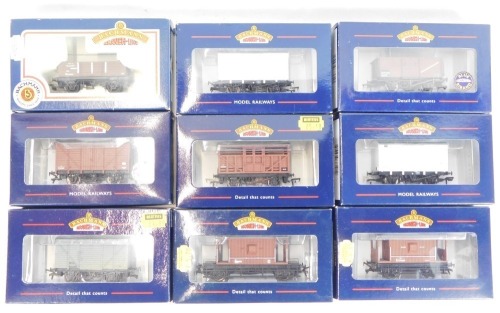 Bachmann Branchline OO rolling stock, to include 37-728 12 ton ventilated van, BR brown, 33-628 12 ton plank van (weathered), 33-350B 20 ton brake van, fitted, BR Bauxite, 33-801 16 ton brake van, 33-650C cattle wagon, BR brown, etc. (9)