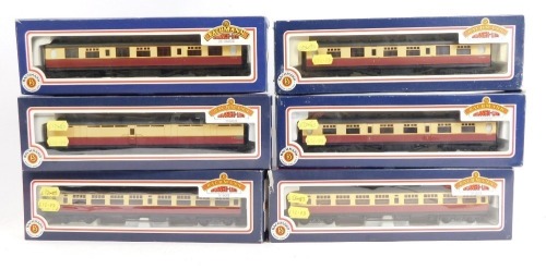 Bachmann Branchline OO gauge coaches, to include 34-527 63ft bullied corridor 2nd, BR crimson and cream, 34-576 63ft bullied open 2nd, BR crimson and cream, 63ft Thompson BG full brake, BR crimson and cream, etc. (6)