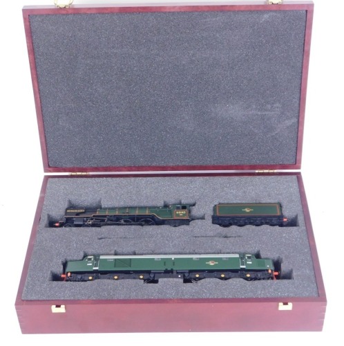 A Bachmann Branchline OO gauge Fifteen Anniversary Set, Class A1, 4-6-2 60143 Sir Walter Scott, BR green, and Class 40 D396, BR green, in fitted box, 30-090.