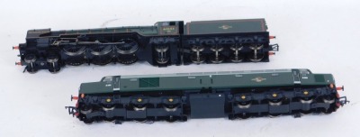 A Bachmann Branchline OO gauge Fifteen Anniversary Set, Class A1, 4-6-2 60143 Sir Walter Scott, BR green, and Class 40 D396, BR green, in fitted box, 30-090. - 2