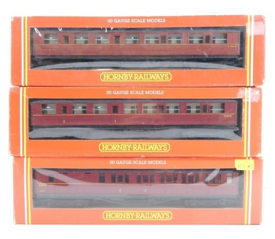 Hornby OO gauge coaches, comprising R448 BR (ex LNER) brake composite coach maroon, R400 BR (ex LNER) composite coach maroon, and R4055 BR composite coach (ex LNER). (3)