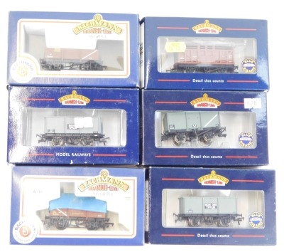 Bachmann Branchline OO gauge rolling stock, to include 33075 five plank China Clay wagon with hood BR brown, 37-700 ten ton cattle wagon BR Bauxite, 37-275D 27 ton steel tipper wagon Iron Ore BR grey, etc. (6)