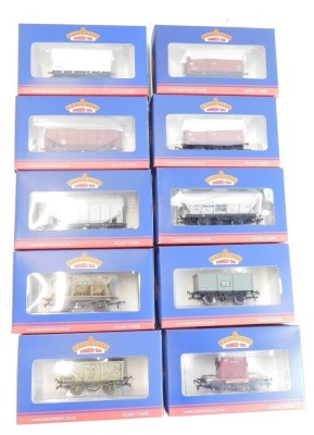 Bachmann Branchline OO gauge rolling stock, to include 38-191B 10 ton BR insulated van white, 38-577 10 ton fish van BR Bauxite (late), 38-602 21 ton grain hopper BR Bauxite (late), 38-576 10 ton fish van BR Bauxite (early), etc. (10)