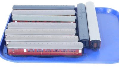 Hornby and OO gauge coaches, maroon livery, all unboxed. (a quantity) - 3