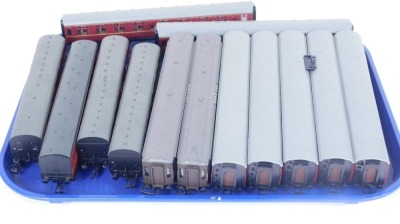 Hornby and other OO coaches, including Pullman, maroon and green livery examples. (a quantity) - 2