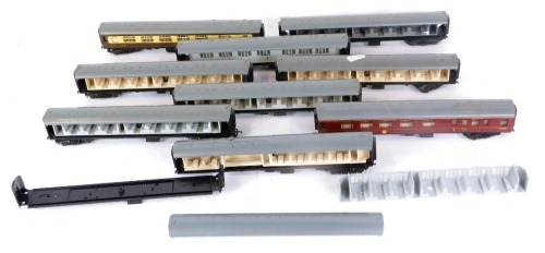 Hornby and other diecast coaches, part coaches, etc. (a quantity)