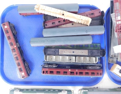 A Bachmann OO gauge diesel locomotive D20, Lima diesel locomotive Alycidon D9009, and a Hornby diesel locomotive D7063, and a quantity of OO gauge carriages. (3 trains and 2 trays) - 4