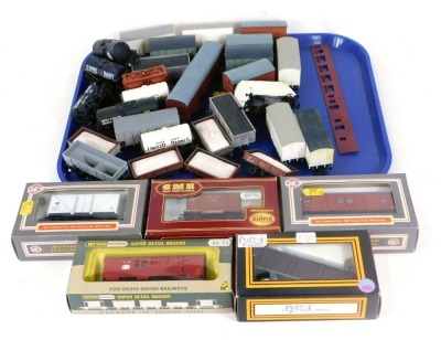 Wren, Dapol and other OO gauge open and closed wagons, petrol and dairy wagons, etc., few boxed. (a quantity)