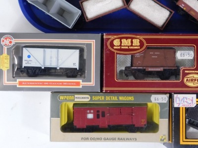 Wren, Dapol and other OO gauge open and closed wagons, petrol and dairy wagons, etc., few boxed. (a quantity) - 3