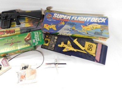 Auctioneer announce - withdrawn pre sale by vendor.A plastic machine gun, an Airfix Super Flight Deck, and a Verti-Blind Air Police Aircraft, boxed. (3) - 3