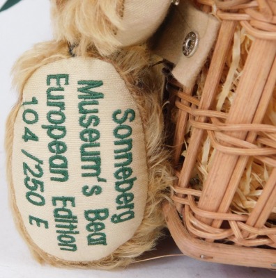 A Herman Sonneberg Museum bear for 2002, with wicker carry basket, 23cm high. - 2