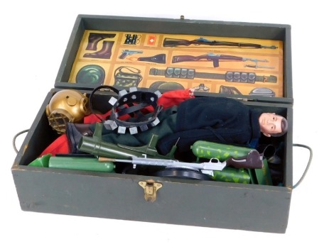 An Action Man accessories trunk, Action Man figure, weapons, etc. (1 box)