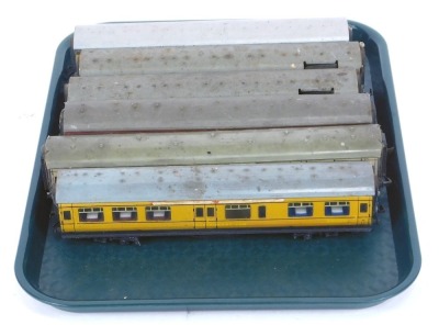 Six Hornby and Triang OO gauge carriages, comprising two Royal Mail tin plate coaches, restaurant car, Triang maroon and cream coach, tin plate E15770, and a restaurant car. (6)