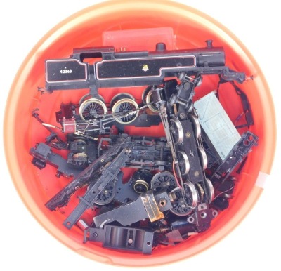 A group of OO gauge locomotive parts, Hornby, Triang, and others, spare wheels, casings, etc. (1 tub) - 2