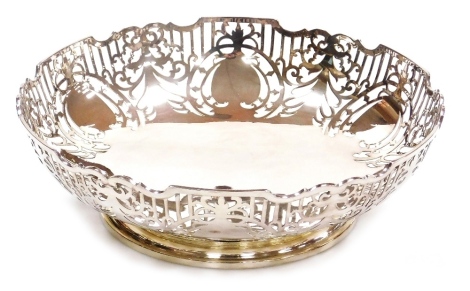 An Elizabeth II silver pedestal bowl, with a pierced scroll decorated border, Roberts and Belk, Sheffield 1979, 15.33oz, 23cm diameter.