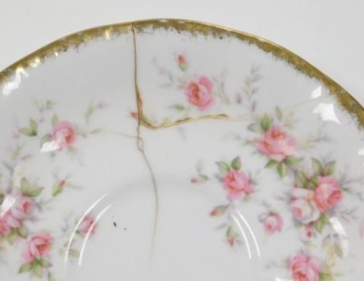 A Paragon porcelain part dinner, tea and coffee service decorated in the Victoriana Rose pattern, comprising two tureens and covers, two oval meat plates, fourteen dinner plates, six breakfast bowls, twelve side plates, fourteen cake plates, two gravy boa - 4