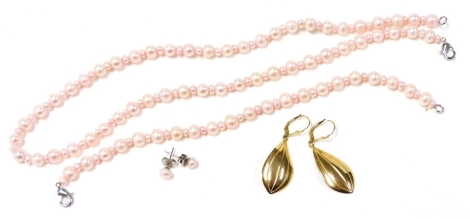 A pink freshwater pearl parure, set with large and small pearl at intervals, comprising a necklace, bracelet and pair of ear studs, together with a pair of leaf shaped dress earrings.