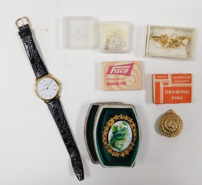 Silver and costume jewellery, including brooches, wristwatches, necklaces, together with pen sets, banknotes, etc. (a quantity) - 3