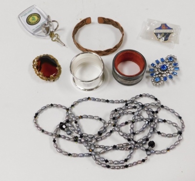 Silver and costume jewellery, including brooches, wristwatches, necklaces, together with pen sets, banknotes, etc. (a quantity) - 11