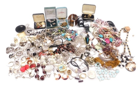 A group of costume jewellery, including necklaces, rings, earrings and bracelets. (a quantity)