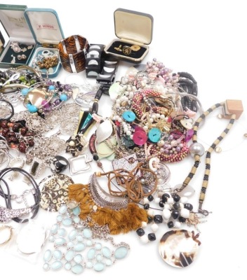 A group of costume jewellery, including necklaces, rings, earrings and bracelets. (a quantity) - 3