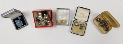 Silver and costume jewellery, some named, including brooches, necklaces, rings, bracelets, and earrings, some boxed, in a three drawer chest. - 3