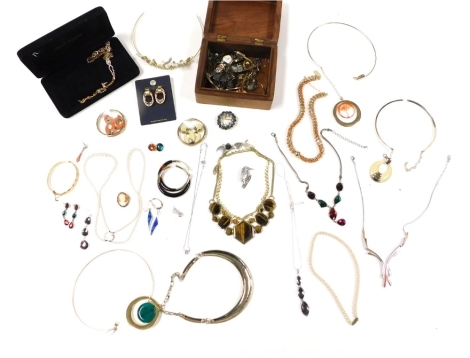 Silver and costume jewellery, including Ben de Lisi, Jasper Conran, Accurist and Gucci lady's dress wristwatches, gold plated bangle, plated leaf form fringe necklace, etc. (a quantity)