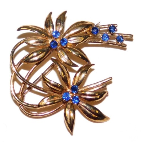 A 9ct gold and sapphire brooch, of scrolling floral form, 5.4g.