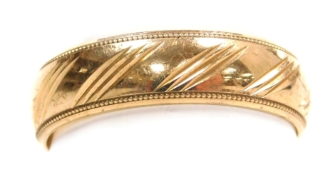 A 9ct gold wedding band, with diagonal engraved banding, size Y, 5.0g.