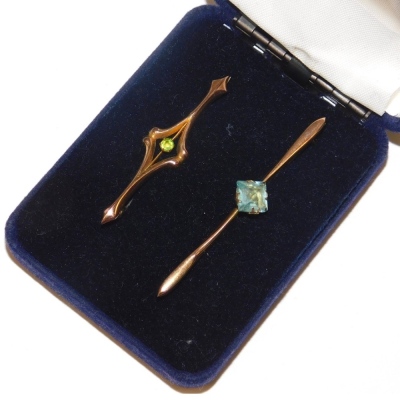 A 9ct gold and aquamarine bar brooch, together with a Victorian 9ct gold and peridot set bar brooch, 2.7g.